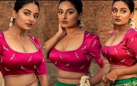 பின்னழகை எடுப்பா காட்டி ரசிகர்களை சூடாக்கிய எஸ்தர் அனில் ஹாட் போட்டோஸ்!!