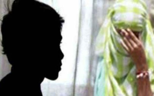 சுகாதார மையத்தில் தனியாக இருந்த நர்ஸ் : 4 சிறுவர்களால் அரங்கேறிய பயங்கரம்!!