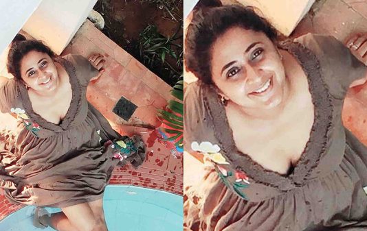 பேண்ட் அணியாமல் தேக்கு தொடையை தெளிவாக காட்டி இளசுகளை சூடேற்றும் கனிகா!!
