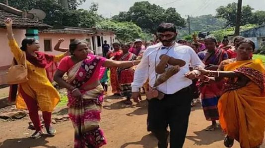 வகுப்பறையில் மாணவிகளுக்கு ஆபாசப் படம் காட்டிய ஆசிரியர் : தக்க பாடம் புகட்டிய பெற்றோர்!!