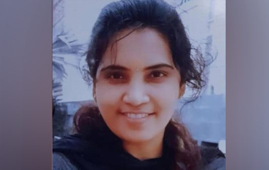 தினம் அனுபவிக்கும் சித்ரவதை… காப்பாற்றுங்கள் என வீடியோ வெளியிட்டு அழுத அழகு நிலையப் பெண்!!