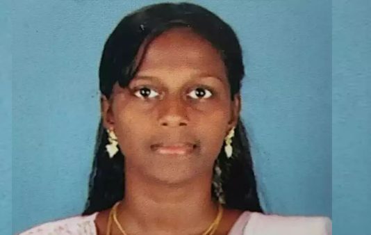 லவ் டார்ச்சரால் இளம் பெண்னுக்கு நேர்ந்த சோகம்… வெளியாகிய அதிர்ச்சி சிசிடிவி காட்சிகள்!!