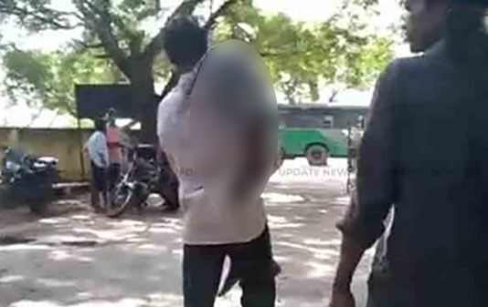 பாம்பு கடித்து உயிரிழந்த மகனை தோளில் சுமந்து சென்ற தந்தை : ஆம்புலன்ஸ் எடுக்க ஓட்டுநர்கள் மறுத்ததால் நடந்த அவலம்!!