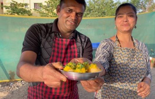 வாய் பேச முடியாத, காது கேட்காத மாற்றுத்திறனாளி தம்பதியின் எளிமையான பானிபூரி கடை. : இதயத்தை உருக்கும் வீடியோ!!