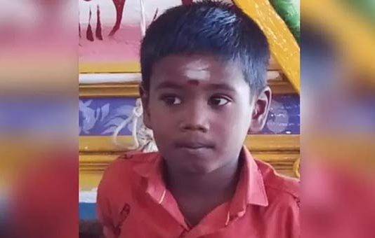பட்டாசு வெடிப்பதை வேடிக்கை பார்த்த சிறுவனுக்கு நேர்ந்த விபரீதம்!!