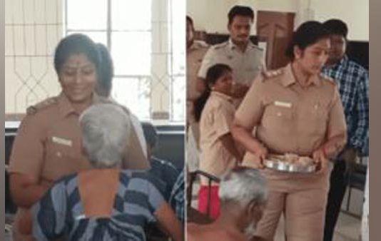 பிள்ளைகளால் கைவிடப்பட்ட வயதான பெற்றோர்… மகள் போல விருந்து அளித்த பெண் போலீஸ் அதிகாரி!!