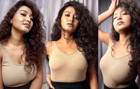 ப்ப்பா முடியல… முண்டா பனியனில் முன்னழகை காட்டி சயானி பிரதன் வெளியிட்ட ஹாட் போட்டோஸ்!!