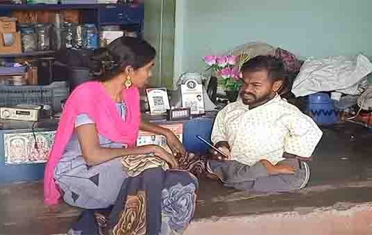 ராணி மாதிரி இருக்குற மனைவிய மகாராணி மாதிரி பாத்துப்பேன்.. மாற்றுத்திறனாளியின் உருக வைக்கும் காதல் கதை!!
