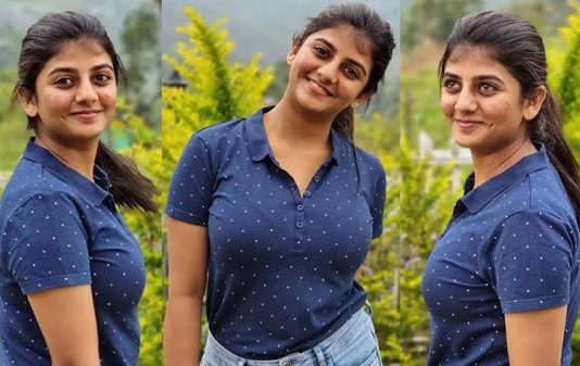 முன்னழகு எடுப்பாக தெரிய கவர்ச்சி போஸ் கொடுத்து ரசிகர்களை சூடேற்றிய கேப்ரியல்லா!!