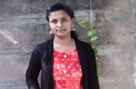 காதலனுடன் செல்போனில் பேசிவிட்டு கல்லூரி மாணவி எடுத்த விபரீத முடிவு!!