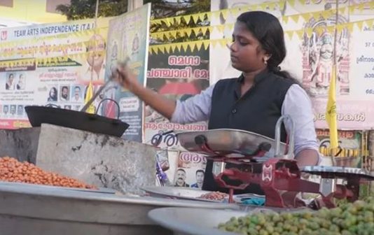 பள்ளி சீருடையில் கடலை வியாபாரம் செய்யும் மாணவியின் மனசை நெகிழ வைக்கும் பின்னணி!!