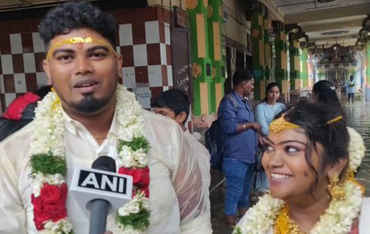 கோவிலை சூழ்ந்த மழை வெள்ளம்… நனைந்த கோலத்தில் இளம் தம்பதிகள் செய்த செயல்!!