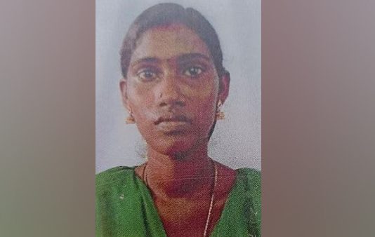 பட்டப்பகலில் இளம் பெண்ணுக்கு நேர்ந்த விபரீதம் : தலைமறைவான கணவன் : விழி பிதுங்கும் போலீசார்!!