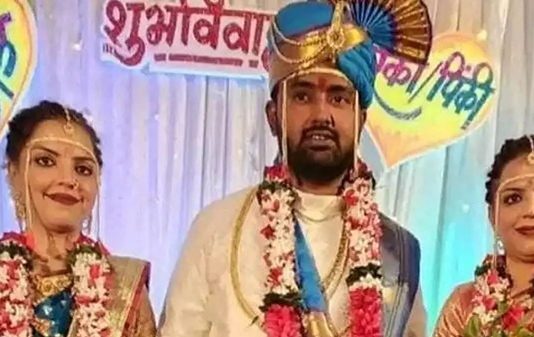 திருமணத்திலும் பிரியக் கூடாது.. ஒரே நபரை மணந்து கொண்ட இரட்டை சகோதரிகள் : மகிழ்ச்சியுடன் போஸ் கொடுத்த வினோதம்!!