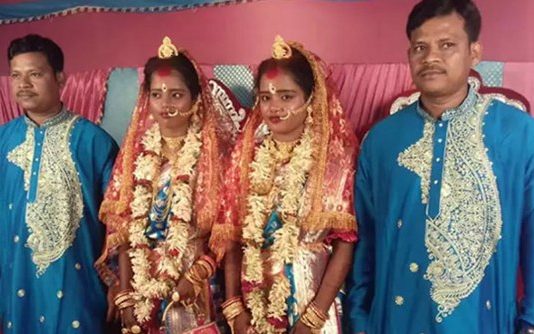 ஒரே நேரத்தில் திருமணம் செய்துகொள்ள விரும்பிய இரட்டை சகோதரிகள்.. இரட்டை சதோதரர்களுடன் நடந்த திருமணம்!!