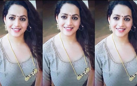 குடும்ப குத்து விளக்காக செம சூடான போஸ் கொடுத்த பாவனாவின் லேட்டஸ்ட் கிளிக்ஸ்!!