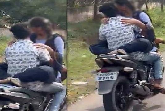 மோட்டார் சைக்கிளில் முகம் சுழிக்கவைத்த காதல் ஜோடி : சர்ச்சையை கிளப்பிய சம்பவம்!!
