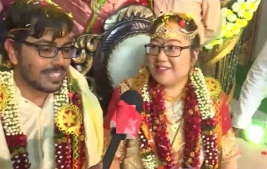 கனேடிய பெண்ணை பாரம்பரிய முறையில் மணந்த இந்திய இளைஞர் : சுவாரஸ்ய காதல் கதை!!