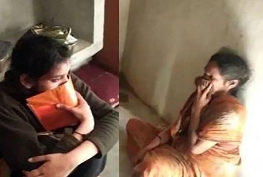 மனிதர்களை பாத்தாலே அம்மாவும் பொண்ணும் போர்வைக்குள்ள ஒளியும் வினோதம் : அதிர்ச்சியில் மக்கள்!!