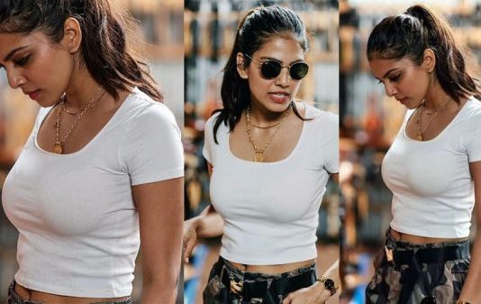 வெயிட் தாங்காம பிஞ்சிடும் போல இருக்கே.. அதை காட்டி இளசுகளை பதற வைத்த மாளவிகா மோகனன்!!