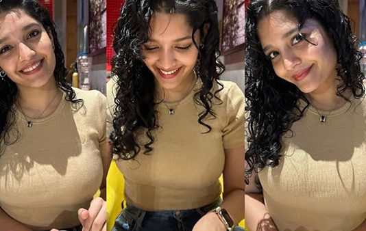 முன்னழகு எடுப்பாக தெரிய போஸ் கொடுத்த ரித்திகா சிங்கின் ஹாட் போட்டோஸ்!!