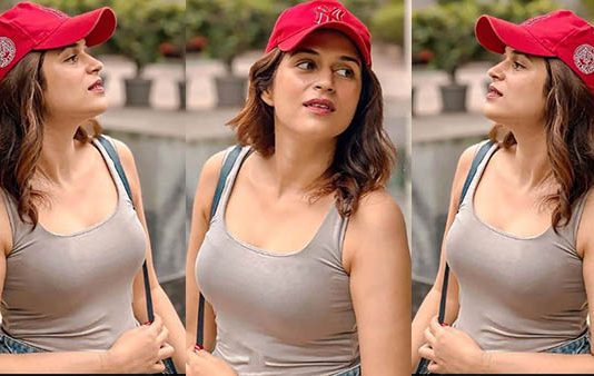 கிழிந்த பாவாடையில் பளிச்சென தொடையை காட்டி ஹாட் போஸ் கொடுத்த ஷ்ரத்தா தாஸ்!!