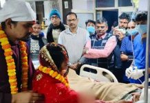 தாயின் இறுதி ஆசை…. ICUவில் திருமணம் செய்து கொண்ட தம்பதியினர் : நெஞ்சை நெகிழச்செய்த சம்பவம்!!