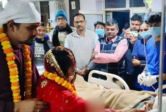 தாயின் இறுதி ஆசை…. ICUவில் திருமணம் செய்து கொண்ட தம்பதியினர் : நெஞ்சை நெகிழச்செய்த சம்பவம்!!
