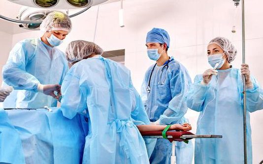 வயிற்று வலி சிகிச்சைக்கு சென்ற இளைஞரின் உடலுக்குள் பெண்ணின்இனப்பெருக்க உறுப்புகள் : நடந்தது என்ன?