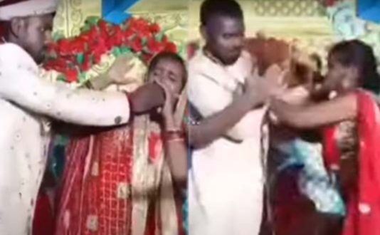 வலுக்கட்டாயமாக மாப்பிள்ளை செய்த காரியம்… பளார் என அறைந்த மணப்பெண் : வைரல் காட்சி!!