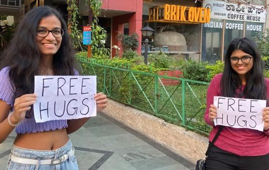 கமல்ஹாசன் பாணியில் இலவசமாக கட்டிப்புடி வைத்தியம் : நூதன முயற்சியில் இறங்கிய இரு பெண்கள்!!