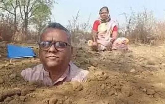 மண்ணில் புதைந்து போராட்டத்தில் ஈடுபடும் விவசாயி : வெளியான அதிர்ச்சிக் காரணம்!!