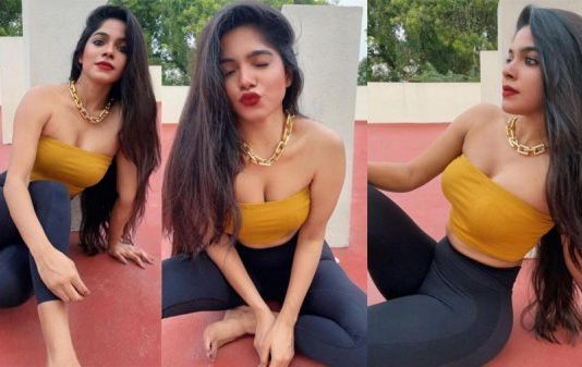 ஒரு பக்கம் முழுசா கிழிஞ்ச ட்ரெஸ்ல தொடையழகை காட்டி சூடேற்றிய திவ்யா பாரதி!!