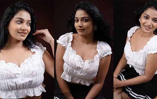 பிதுங்கும் முன்னழகை காட்டி இளசுகளை உசுப்பேற்றிய லாவண்யா ஹாட் பிக்ஸ்!!