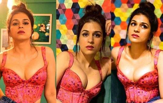 உள்ளாடை அணியாமல் வெறும் மேலாடையுடன் முன்னழகை அப்பட்டமாக காட்டி போஸ் கொடுத்த ஷ்ரத்தா தாஸ்!!