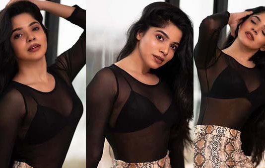 அத மட்டும் மூடாம காட்டி இளசுகளை கிறங்கடித்த திவ்யபாரதி!!