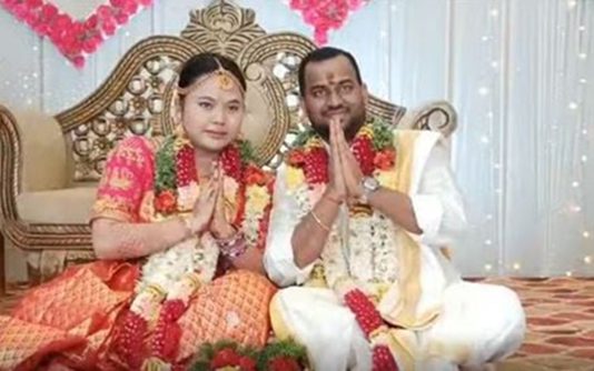 பட்டுப் புடவையில் ஹாங்காங் பெண்… தாலி கட்டிய தமிழக இளைஞர் : சுவாரஸ்ய காதல் கதை!!