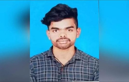 ஓடும் பேருந்தில் கல்லூரி மாணவருக்கு நேர்ந்த சோகம் : நெஞ்சை உலுக்கும் சம்பவம்!!