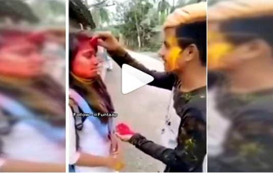 நடுரோட்டில் பள்ளி உடையில் திருமணம் செய்து கொள்ளும் காதலர்கள் : கொந்தளிக்கும் நெட்டிசன்கள்!!