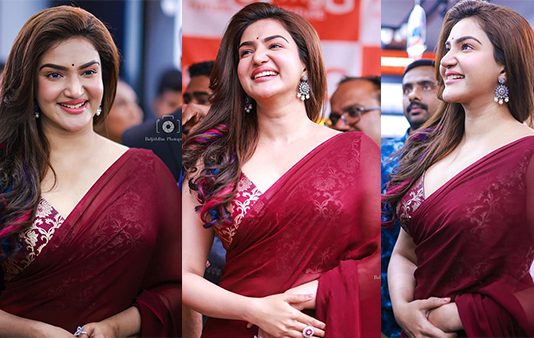 இது வண்டு மொய்க்காத மலர்… கவர்ச்சியில் கலங்கடித்த ஹனி ரோஸ்!!
