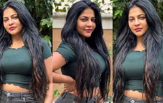 முட்டிக்கிட்டு நிக்கும் முன்னழக எடுப்பா காட்டி இளசுகளின் தூக்கத்தை கெடுக்கும் ரேஷ்மா!!