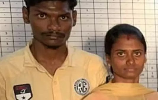 மாணவனுடன் ஓடிப்போய் காதல் திருமணம் செய்த பேராசிரியை… போலீசில் தஞ்சம் அடைந்த சோகம்!!