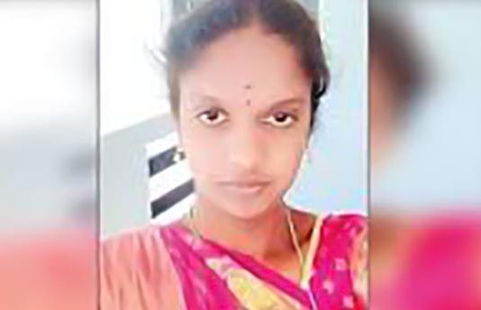 3ம் மாடியிலிருந்து குதித்து தற்கொலை செய்த கல்லூரி மாணவி.. மரணத்தில் நீடிக்கும் மர்மம்!!