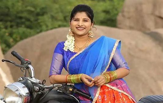 ஸ்ரீகாளஹஸ்தி கோவில் கருவறையில் பிரபல யூடியூபர் நடனம் : சர்ச்சை வீடியோ!!
