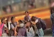 ஒரே மாணவனுக்காக கட்டிப் புரண்டு சண்டையிட்ட 30 மாணவிகள்.. காரி துப்பிய பொதுமக்கள்!!