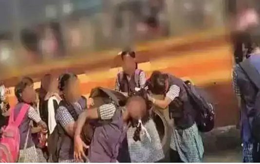 ஒரே மாணவனுக்காக கட்டிப் புரண்டு சண்டையிட்ட 30 மாணவிகள்.. காரி துப்பிய பொதுமக்கள்!!