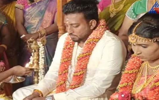 திடீரென உயிரிழந்த தாய்.. காரியம் முடித்த கையோடு மணமேடையில் மகள் : கலங்கவைக்கும் புகைப்படம்!!