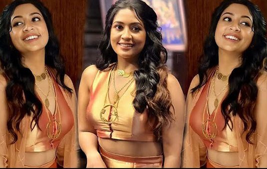 மேலாடையை திறந்து சகலத்தையும் காட்டிய நவ்யா நாயர்.. வாயை பிளந்த ரசிகர்கள்!!