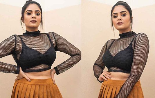 சொக்க வைக்கும் அழகில் ஸ்ரீமுகி வெளியிட்ட லேட்டஸ்ட் ஹாட் கிளிக்ஸ்!!