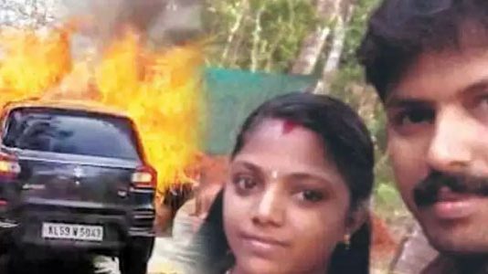 நடுரோட்டில் தீப்பிடித்த கார்… நிறைமாத கர்ப்பிணியும் மற்றும் கணவருக்கும் நேர்ந்த பரிதாபம்!!